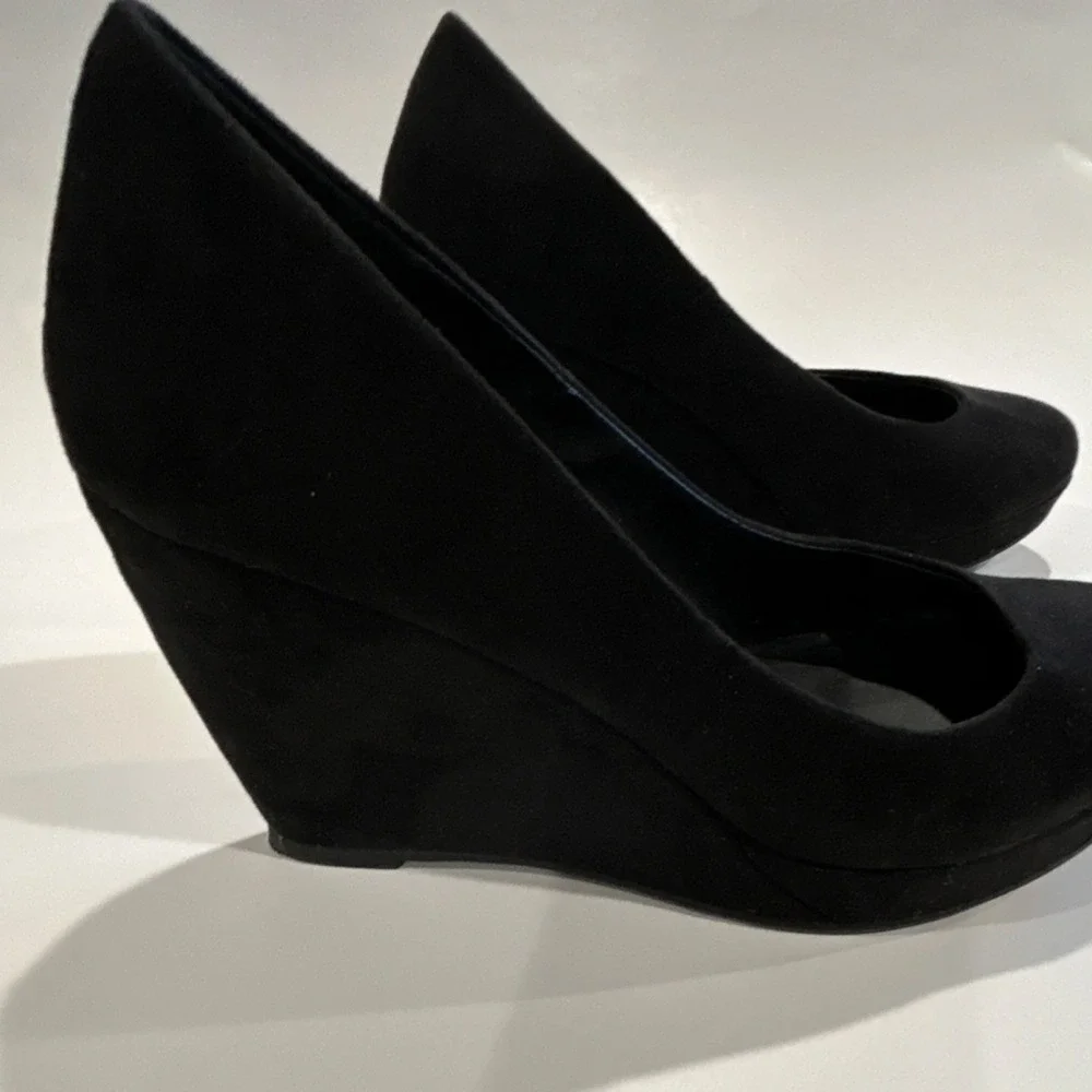 Apt. 9 Black Faux Suede Wedge Pumps Round Toe Slip On Women's Heels 6.5